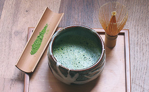 Réussir son matcha en le fouettant avec un chasen