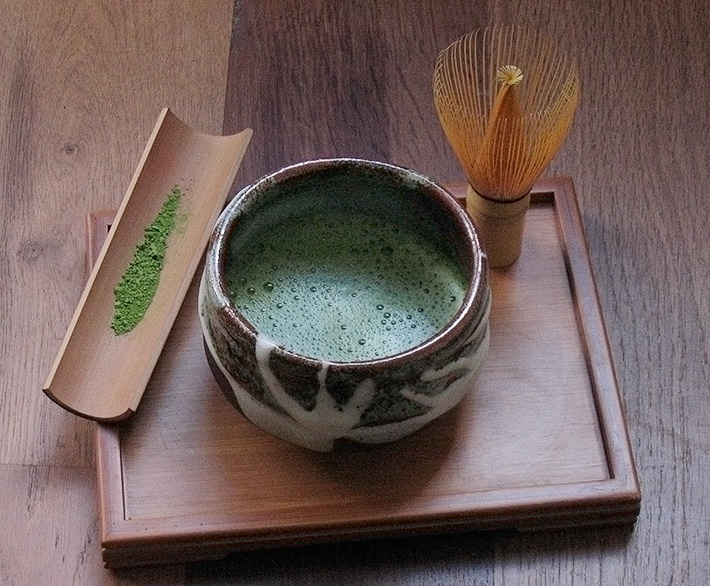 Bol de Matcha avec un chasen pour le fouetter